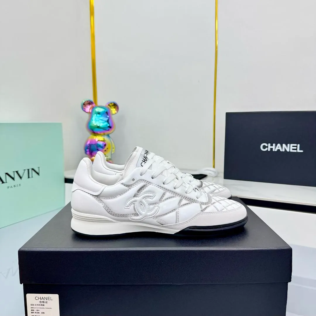 👟👟Ex-factory price 620👟👟 Top version Chanel Chanel - 2025 counter top casual sports shoes This sneaker is a classic design; the upper is electro-embroidered with a variety of techniques; the outsole is fashionable and sporty; it is extraordinary and incorporates a variety of color matching elements... The diversified mix and match is very beautiful and versatile, and can be used for leisure, fashion, sports and outdoor... ꫛꫀꪝ Go➫ Material: ❶Upper is made of: original cowhide ❷Inner lining is made of: original imported sheepskin ❸Outsole is based on: original TPU combination outsole Special counter boutique packaging complete set for women 35–41